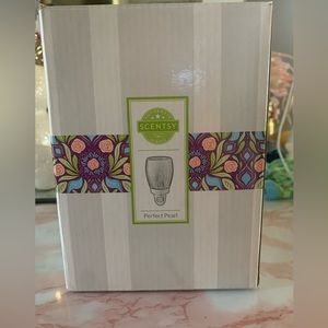 Scentsy perfect pearl plug-in.